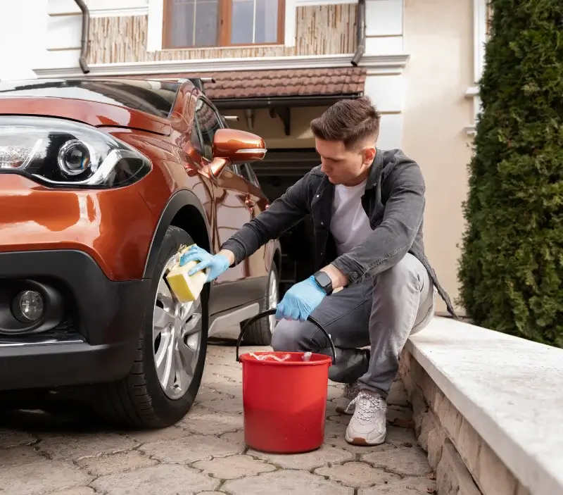 Lavage auto à domicile Poupas : professionnel intervenant sur un véhicule